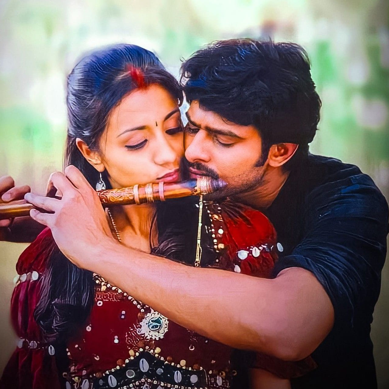 పాన్ ఇండియా రెబల్ స్టార్ ప్రభాస్ కెరీర్‏లో వన్ ఆఫ్ ది హిట్ మూవీ పౌర్ణమి. ఈ మూవీ అప్పట్లో మ్యూజికల్ బ్లాక్ బస్టర్ హిట్ గా నిలిచింది. ఇందులో ప్రభాస్ సరసన త్రిష, ఛార్మీ హీరోయిన్లుగా నటించారు. గతంలో వర్షం సినిమాతో తెలుగు ప్రేక్షకులను అలరించిన ప్రభాస్, త్రిష జోడి.. మరోసారి పౌర్ణమి మూవీతో మెప్పించారు. సుమంత్ ఆర్ట్స్ ప్రొడక్షన్ బ్యానర్ పై ఎంఎస్ రాజ్ తెరకెక్కించిన ఈ సినిమాకు మంచి రెస్పాన్స్ వచ్చింది.