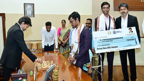 గ్రాండ్ మాస్టర్ ప్రజ్ఞానందకు సీఎం విజయ్ బిగ్ సర్‌ప్రైజ్..