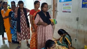 కూర్చొనే అవకాశం కూడా లేదే.. ప్రభుత్వ ఆసుపత్రిలో గర్భిణీల నరక యాతన