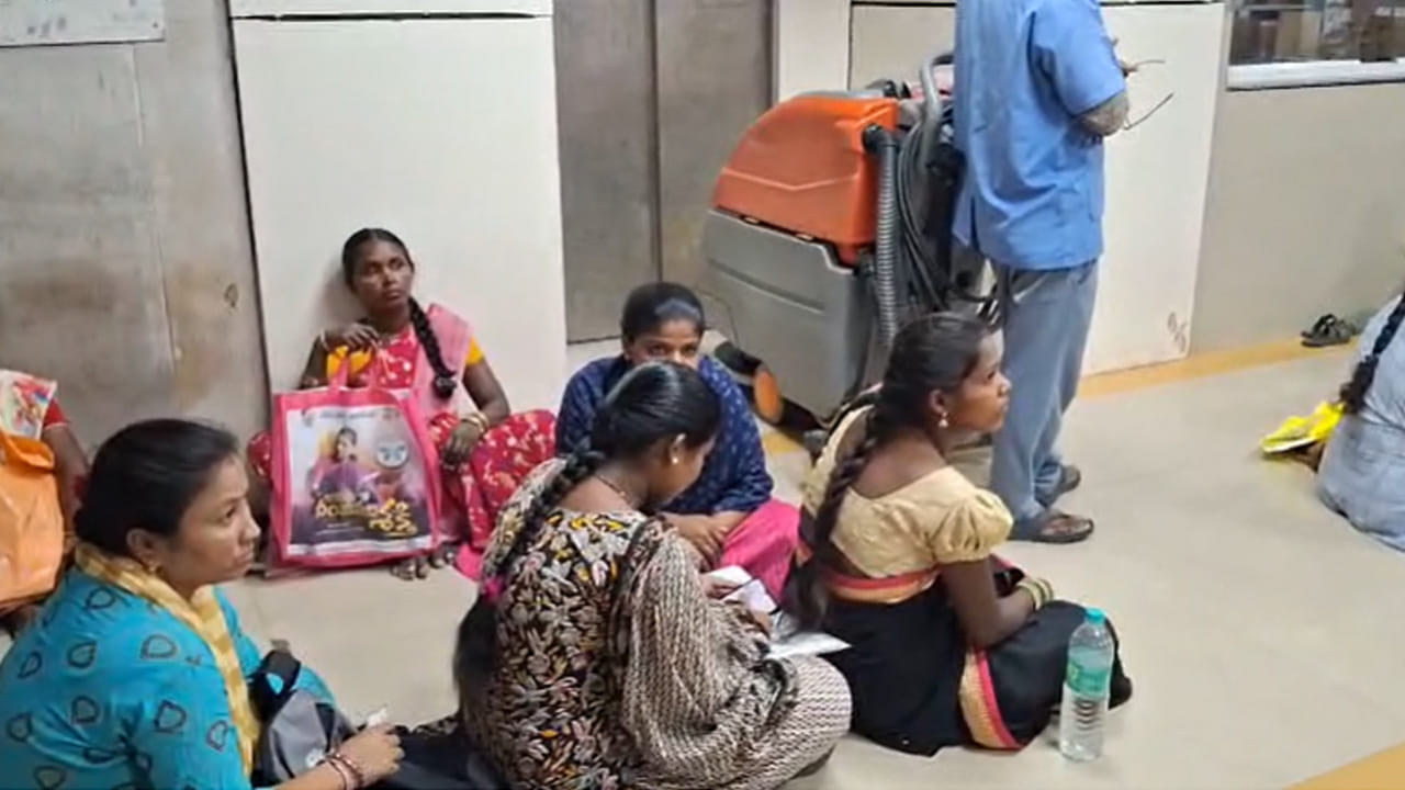ఆసుపత్రి సిబ్బంది కంటి ముందే ఇదంతా జరుగుతున్నా,వారు ఏమాత్రం పట్టించుకోకుండా నిర్లక్ష్యంగా వ్యవహరిస్తున్నారని బాధితులు ఆవేదన వ్యక్తం చేస్తున్నారు. ఈ దారుణ పరిస్థితిపై గర్భిణీల బంధువులు తీవ్ర ఆగ్రహం వ్యక్తం చేస్తున్నారు. ఇప్పటికైనా ఉన్నతాధికారులు స్పందించి,సిద్దిపేట ప్రభుత్వ ఆసుపత్రిలో గర్భిణీలకు తక్షణమే అవసరమైన సౌకర్యాలు కల్పించాలని,నిర్లక్ష్యంగా వ్యవహరించిన సిబ్బంది పై చర్యలు తీసుకోవాలని డిమాండ్ చేస్తున్నారు.