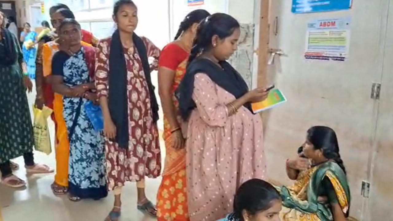 పూర్తి వివరాల్లోకి వెళ్తే.. సిద్దిపేట ప్రభుత్వ ఆసుపత్రిలో దారుణమైన పరిస్థితులు నెలకొన్నాయి. రోగులకు,ముఖ్యంగా గర్భిణీ స్త్రీలకు కనీస సౌకర్యాలు కల్పించడంలో ఆసుపత్రి యంత్రాంగం పూర్తిగా విఫలమైంది. నిత్యం వందలాది మంది గర్భిణీలు చెకప్ల కోసం ఈ ఆసుపత్రికి వస్తుంటారు.
