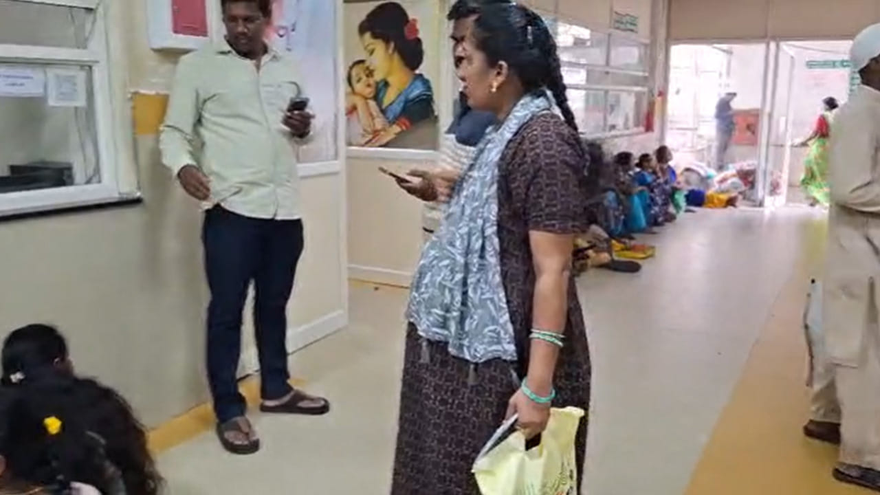ప్రభుత్వ ఆసుపత్రిలో పేద ప్రజలకు కార్పొరేట్ స్థాయి వైద్యం అందిస్తున్నామని ప్రభుత్వాలు చెబుతున్న అవి ఆచరణలో మాత్రం అమలు కావడం లేదు.. సిద్దిపేట ప్రభుత్వ ఆసుపత్రి అధికారుల నిర్లక్ష్యం కారణంగా నెలలు నిండిన గర్భిణీ స్త్రీలు నరక యాతన అనుభవిస్తున్నారు. కనీసం కూర్చోవడానికి కుర్చీలు కూడా లేకపోవడంతో గంటల తరబడి నేలపైనే కూర్చోవాల్సిన దుస్థితి దాపురించింది.