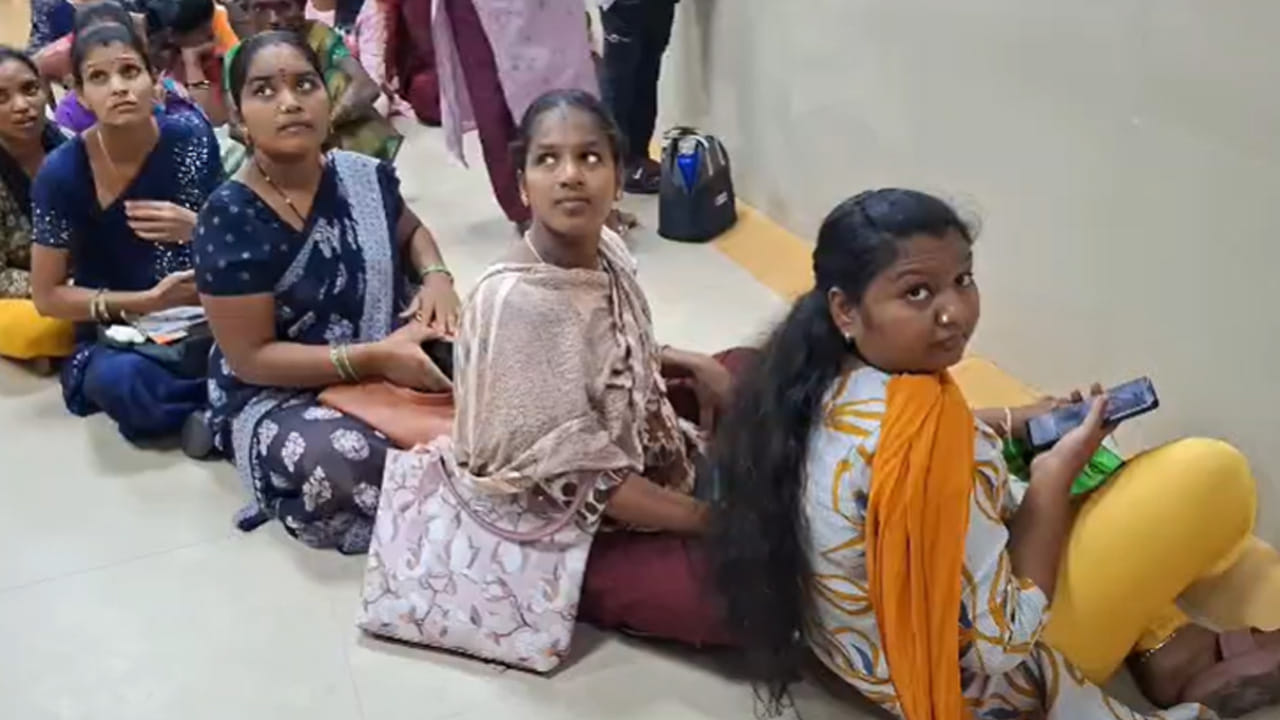 అయితే,ఇక్కడి ఓపీ వద్ద వీరు కూర్చోవడానికి కనీసం కుర్చీలు, బెంచీలు కూడా అందుబాటులో లేవు. నెలలు నిండిన గర్భవతులు, నిలబడలేని స్థితిలో ఉన్న మహిళలు గంటల తరబడి నేలపైనే కూర్చోవాల్సిన దుస్థితి ఏర్పడింది. గంటల కొద్దీ ఓపీ లైన్లలో వేచి ఉండలేక, కూర్చోవడానికి చోటు లేక వారు తీవ్ర ఇబ్బందులు పడుతున్నారు.