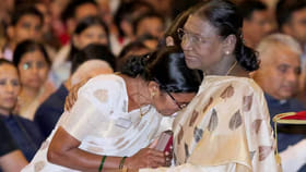 అమర వీరుడి తల్లి కంటతడి.. గుండెలకు హత్తకుని ఓదార్చిన రాష్ట్రపతి..