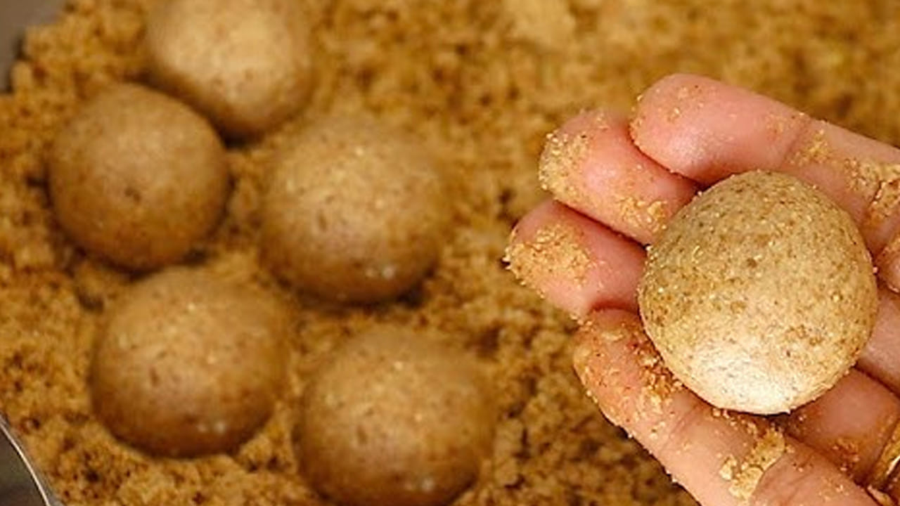 కావాల్సిన పదార్థాలు :, నువ్వులు: 1 కప్పు, అవిసె గింజలు (ఫ్లాక్స్ సీడ్స్): 1/4 కప్పు, గుమ్మడి గింజలు (పంపకైన్ సీడ్స్): 2 టేబుల్ స్పూన్లు, బాదం పప్పులు: 2 టేబుల్ స్పూన్లు (మధ్యకు కట్ చేసినవి), పిస్తా పప్పులు: 2 టేబుల్ స్పూన్లు, జీడిపప్పు పప్పులు: 2 టేబుల్ స్పూన్లు, సోంపు: 1 టీ స్పూను, యాలకులు: 3-4, వేరుశనగ గుళ్ళు: 2 టేబుల్ స్పూన్లు (పొట్టు తీసినవి), తురిమిన బెల్లం: 1/4 కప్పు, గింజలు తీసిన ఖర్జూరం: 1 కప్పు, నెయ్యి (ఐచ్ఛికం): 1-2 టీ స్పూన్లు