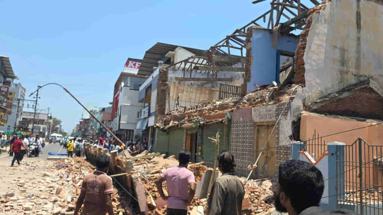 Watch Video: ఘోర ప్రమాదం.. కుప్పకూలిన భవనం, ఒకరు మృతి, శిథిలాల కింద మరికొందరు!