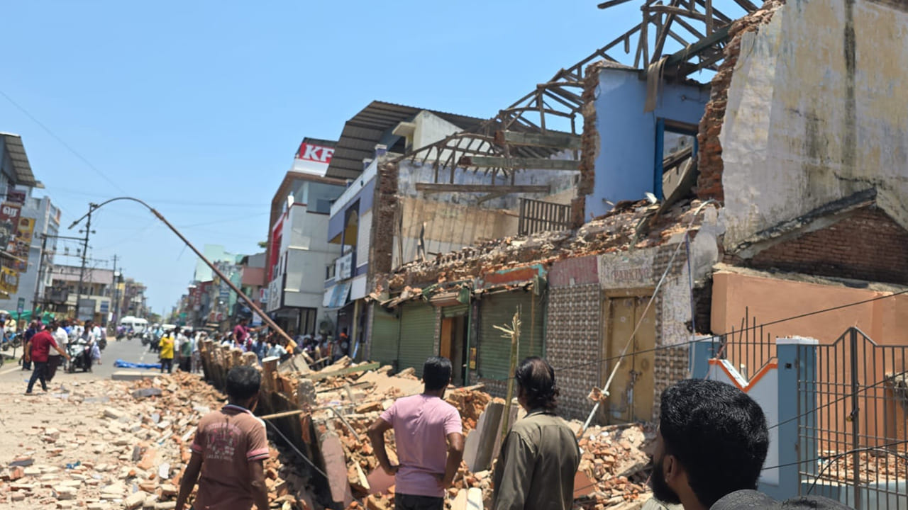 Watch Video: ఘోర ప్రమాదం.. కుప్పకూలిన భవనం, ఒకరు మృతి, శిథిలాల కింద మరికొందరు!