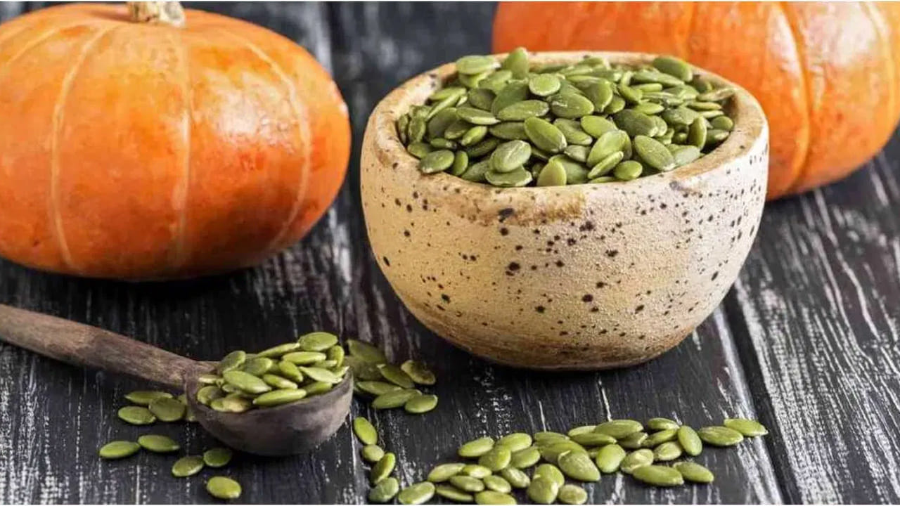 గుమ్మడి గింజలు (Pumpkin Seeds): నట్స్, సీడ్స్ విభాగంలో గుమ్మడి గింజలు చాలా ప్రత్యేకమైనవి. కేవలం ఒక ఔన్స్ (సుమారు 28 గ్రాములు) గుమ్మడి గింజలలోనే 8.5 గ్రాముల ప్రొటీన్ ఉంటుంది. వీటిలో ప్రొటీన్‌తో పాటు జింక్, ఐరన్, మెగ్నీషియం, యాంటీఆక్సిడెంట్లు అధికంగా ఉంటాయి. వీటిని సాయంత్రం స్నాక్స్‌లా లేదా సలాడ్స్‌పై చల్లుకుని తినవచ్చు.