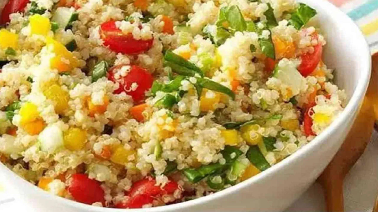 కిన్వా (Quinoa): కిన్వాను ప్రస్తుత కాలంలో ఒక సూపర్ ఫుడ్ గా పిలుస్తున్నారు. ఇందులో శరీరానికి అవసరమైన తొమ్మిది రకాల అమినో యాసిడ్స్ (Complete Protein) పుష్కలంగా ఉంటాయి. 100 గ్రాముల కిన్వా తింటే శరీరానికి దాదాపు 14 గ్రాముల ప్రొటీన్ అందుతుంది. ఇది గుడ్డు కంటే రెట్టింపు. పైగా ఇది గ్లూటెన్-ఫ్రీ కావడం వల్ల బరువు తగ్గాలనుకునే వారికి బెస్ట్ ఆప్షన్.