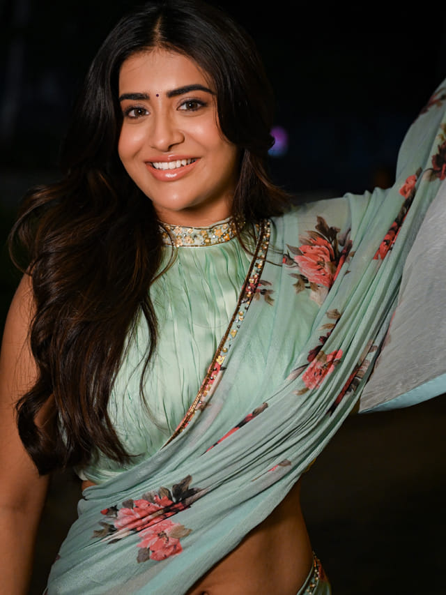 అందాలతో గత్తరలేపుతున్న రాశి సింగ్.. లేటెస్ట్ పిక్స్