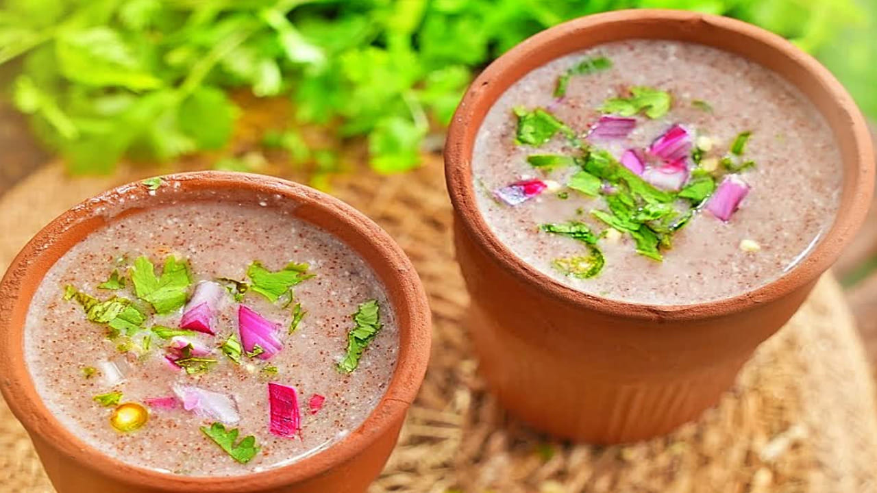 రాగులలో (Finger Millets) మన శరీరానికి కావలసిన ఎన్నో పోషకాలు, విటమిన్లు, ఖనిజ లవణాలు సమృద్ధిగా లభిస్తాయి. రోజూ ఉదయాన్నే ఒక గ్లాసు రాగి జావ తాగడం వల్ల ఎలాంటి అద్భుతమైన ఆరోగ్య ప్రయోజనాలు కలుగుతాయో ఇప్పుడు చూద్దాం. రాగి జావ బరువు తగ్గాలనుకునే వారికి ఒక అద్భుతమైన సంజీవనిలా పనిచేస్తుంది.