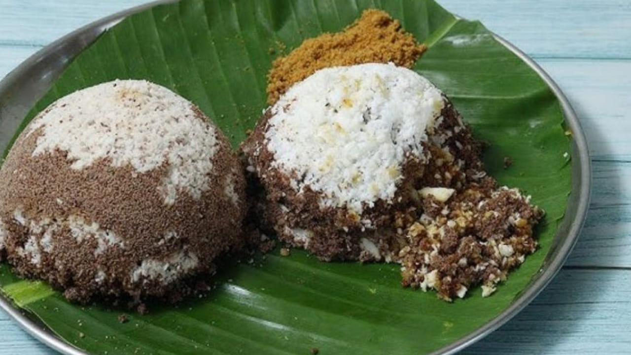 
రాగి తోప రెసిపీ తయారీ విధానం: ముందుగా బెల్లాన్ని తీసుకుని ఒక కప్పు నీటిలో దీనిని బాగా కరిగించి పక్కన పెట్టాలి. ఇంకా ఈ రాగి పిండిని అర కప్పు నీటితో ఉండలు లేకుండా చక్కగా మిక్స్ చేసి కలుపుకోవాలి. పాన్ పొయ్యి మీద పెట్టి  బెల్లం నీటిని బాగా  మరిగించి దానిలో రాగి పిండి మిశ్రమాన్ని కొద్దీ కొద్దిగా వేస్తూ ఉండాలి. 