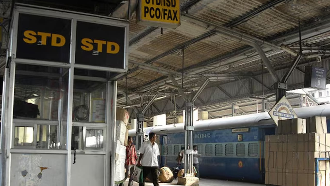Railway Stations: రైల్వే స్టేషన్లలోని PCO బూత్‌లు ఒకప్పుడు ప్రయాణికులకు అత్యంత అవసరమైనవి. రైలు బయలుదేరడం, రావడం లేదా ఇతర ముఖ్యమైన సమాచారం గురించి తెలుసుకోవడానికి ప్రజలు పొడవైన క్యూలలో నిలబడి ఫోన్ చేసేవారు. మొబైల్ ఫోన్ల రాకతో ఈ బూత్‌ల అవసరం దాదాపుగా లేకుండా పోయింది, అవి ఇప్పుడు స్టేషన్ ప్రాంగణాల నుండి కనుమరుగయ్యాయి.