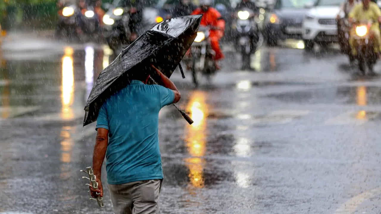 గత మూడు రోజుల నుంచి వానలు పడుతున్నాయి. ఇక రెండు రోజుల క్రితం అయితే భారీగా వర్షాలు పడుతున్నాయి. .ఈ రోజు కర్ణాటక, తెలంగాణ ఆంధ్రప్రదేశ్లోని మరికొన్ని ప్రాంతాలు, తమిళనాడు, పుదుచ్చేరిలోని మిగిలిన ప్రాంతాలు, నైరుతి బంగాళాఖాతం, పశ్చిమ మధ్య , వాయువ్య బంగాళాఖాతం పశ్చిమ బెంగాల్లోని మరికొన్ని ప్రాంతాలు, బీహార్లోని కొన్ని ప్రాంతాలకు మరింతగా విస్తరించాయి.
తెలంగాణ రాష్ట్రంలో రానున్న మూడు రోజుల పాటు తేలిక పాటి నుంచి భారీ వర్షాలు పడనున్నాయి. మరి, వాతావరణ శాఖ అధికారులు ఎలాంటి హెచ్చరికలు జారీ చేసారో ఇక్కడ చూద్దాం.