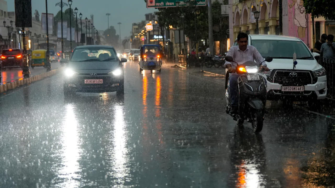 పశ్చిమ మధ్య బంగాళాఖాతం ప్రాంతంలో సగటు సముద్ర మట్టానికి 1.5 కిలోమీటర్ల ఎత్తులో ఉత్తర కోస్తా ఆంధ్రప్రదేశ్ను ఆనుకుని ఉన్న పశ్చిమ మధ్య బంగాళాఖాతం మీదుగా ఒక ఉపరితల ఆవర్తనం కొనసాగుతోంది. సగటు సముద్ర మట్టానికి 3.1 కిలోమీటర్ల ఎత్తులో తూర్పు మధ్య అరేబియా సముద్రం నుండి పశ్చిమ మధ్య బంగాళాఖాతం వరకు దక్షిణ కొంకణ్, మధ్య మహారాష్ట్ర, ఉత్తర అంతర్గత కర్ణాటక, తెలంగాణ మరియు దక్షిణ కోస్తా ఆంధ్రప్రదేశ్ మీదుగా ఉన్న ఉపరితల ఆవర్తనం గుండా ఒక ద్రోణి విస్తరించి ఉంది.