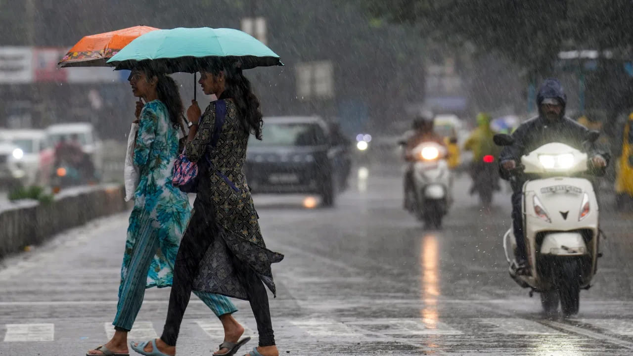 సముద్ర మట్టానికి 4.5 కిలోమీటర్ల ఎత్తులో ఉత్తర అంతర్గత కర్ణాటక మరియు దాని పరిసర ప్రాంతాల మీదుగా ఒక ఉపరితల ఆవర్తనం కొనసాగుతోంది.ఉత్తర ప్రదేశ్ నుండి విదర్భ వరకు సముద్ర మట్టానికి 0.9 కిలోమీటర్ల ఎత్తులో తూర్పు ఉత్తర ప్రదేశ్ మీదుగా ఉన్న ఉపరితల ఆవర్తనం నుండి ఛత్తీస్గఢ్ మరియు తూర్పు మధ్యప్రదేశ్ గుండా విదర్భ వరకు ఉన్న ద్రోణి ఈరోజు బలహీనపడింది.మధ్య బంగాళాఖాతం నుండి కోస్తా ఆంధ్రప్రదేశ్, తెలంగాణ మరియు అంతర్గత కర్ణాటక మీదుగా కోస్తా కర్ణాటక వరకు ఉన్న ద్రోణి ఈరోజు బలహీనపడింది.