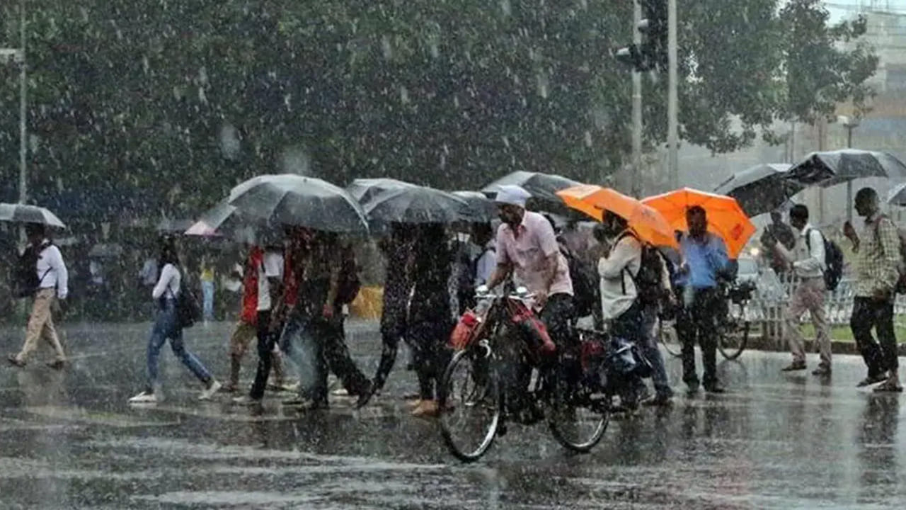 రాబోయే మూడు రోజులకు వాతావరణం ఎలా ఉంటుందంటే? ఈరోజు,రేపు మరియు ఎల్లుండి రాష్ట్రంలోని కొన్ని జిల్లాలలో తేలికపాటి నుండి మోస్తారు వర్షాలు అక్కడక్కడ కురిసే అవకాశం ఉంది. రాష్ట్రంలో గరిష్ట ఉష్ణోగ్రతలు రానున్న మూడు రోజులలో పెద్దగా మార్పు లేదు. ఈ రోజు, రేపు రాష్ట్రంలోని కొన్ని జిల్లాలలో భారీ వర్షాలు అక్కడక్కడ కురిసే అవకాశం ఉంది. అయితే, ఎల్లుండి రాష్ట్రంలోని కొన్ని జిల్లాల్లో ఉరుములు మెరుపులతో గంటకు 40 నుండి 50 కి.మీ వేగం కలిగిన ఈదురుగాలులతో కూడిన వర్షాలు అక్కడక్కడ కురిసే అవకాశం ఉందని వాతావరణ శాఖ అధికారులు తెలిపారు.