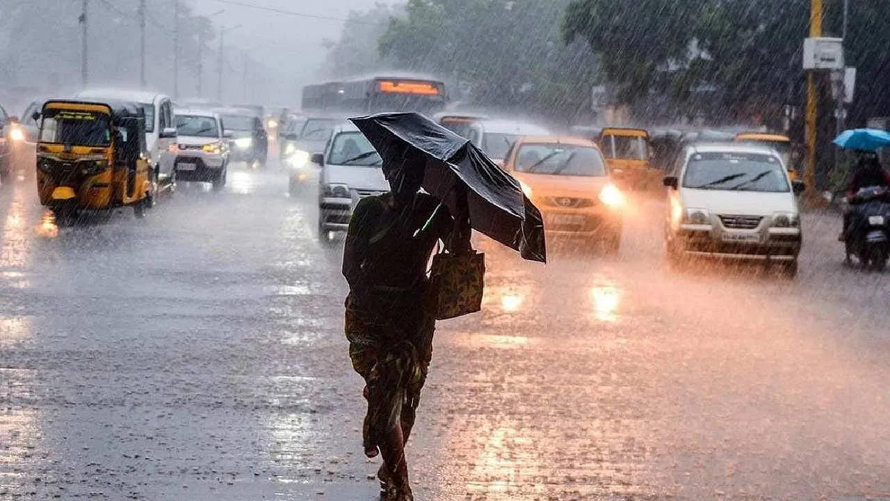 ఈరోజు  రాష్ట్రంలోని కొన్ని  జిల్లాలలో భారీ వర్షాలు అక్కడక్కడ కురిసే అవకాశం ఉంది. ఈరోజు , రేపు ఎల్లుండి రాష్ట్రంలోని కొన్ని జిల్లాల్లో ఉరుములు మెరుపులు మరియు 40 నుండి 50 కి.మీ వేగం కలిగిన ఈదురుగాలులతో కూడిన వర్షాలు అక్కడక్కడ కురిసే అవకాశం ఉందని వాతావరణ శాఖ అధికారులు తెలిపారు. 
