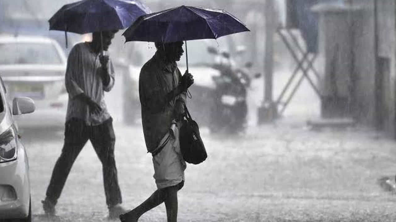 ఈరోజు ఉరుములు, మెరుపులతో కూడిన ఈదురు గాలులు గంటకు 50-60 కి.మీ వేగంతో కూడిన వర్షాలు అక్కడక్కడా కురిసే అవకాశం ఉంది. జూన్ 22, 23 న ఉరుములు, మెరుపులతో కూడిన ఈదురు గాలులు గంటకు 40-50 కి.మీ వేగంతో కూడిన వర్షాలు అక్కడక్కడా కురిసే అవకాశం ఉందని వాతావరణ శాఖ అధికారులు వెల్లడించారు. 