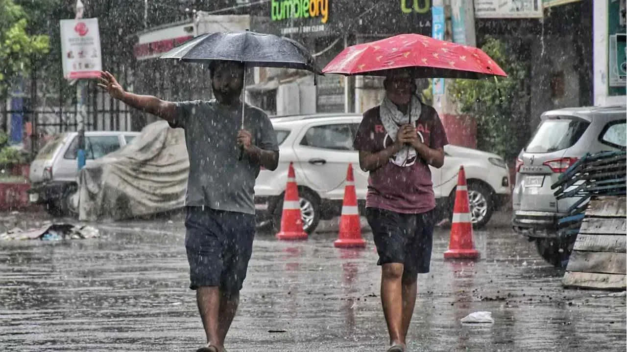 దూసుకొస్తున్న ఈదురుగాలులు.. ఇక వానలే వానలు.. ఉరుములు, మెరుపులతో భారీ వర్షాలు..