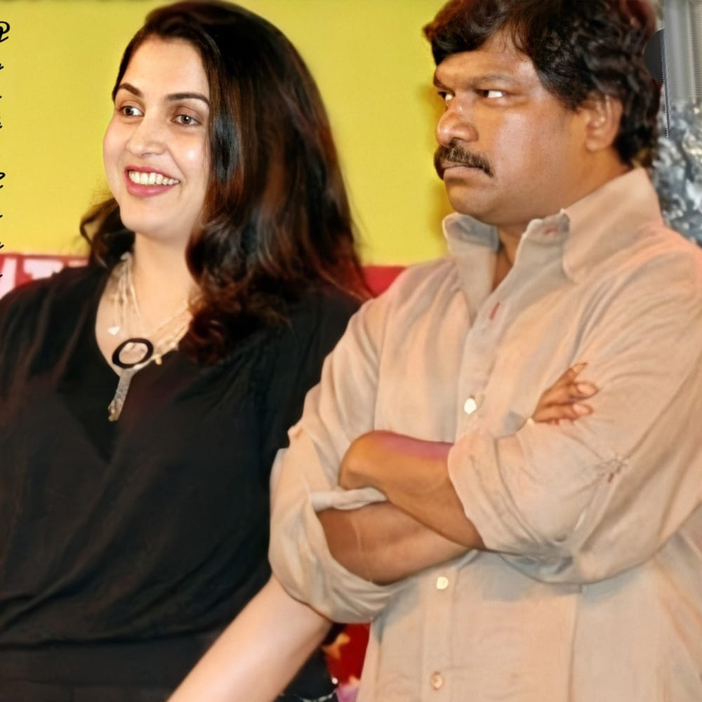 వీరిద్దరి పరిచయం కృష్ణవంశీ దర్శకత్వం వహించిన క్లాసిక్ హిట్ 'నిన్నే పెళ్లాడతా' సినిమాతో మొదలైంది. ఈ సినిమాలో రమ్యకృష్ణ ఒక చిన్న అతిథి పాత్రలో మెరిశారు. ఆ సమయంలో వీరిద్దరి మధ్య మంచి స్నేహం ఏర్పడింది. ఆ తర్వాత రాజశేఖర్ హీరోగా కృష్ణవంశీ తెరకెక్కించిన 'అంతఃపురం' సినిమాలో రమ్యకృష్ణ ప్రధాన పాత్ర పోషించారు. ఈ సినిమా షూటింగ్ సమయంలోనే వీరి స్నేహం కాస్తా ప్రేమగా మారింది. ముఖ్యంగా కృష్ణవంశీ మేకింగ్ స్టైల్, ఆయనకున్న క్రియేటివిటీ రమ్యకృష్ణను ఎంతో ఆకట్టుకున్నాయి. అలాగే రమ్యకృష్ణ నటన, ఆమెకున్న డెడికేషన్ చూసి కృష్ణవంశీ కూడా ఆమెతో ప్రేమలో పడిపోయారు.