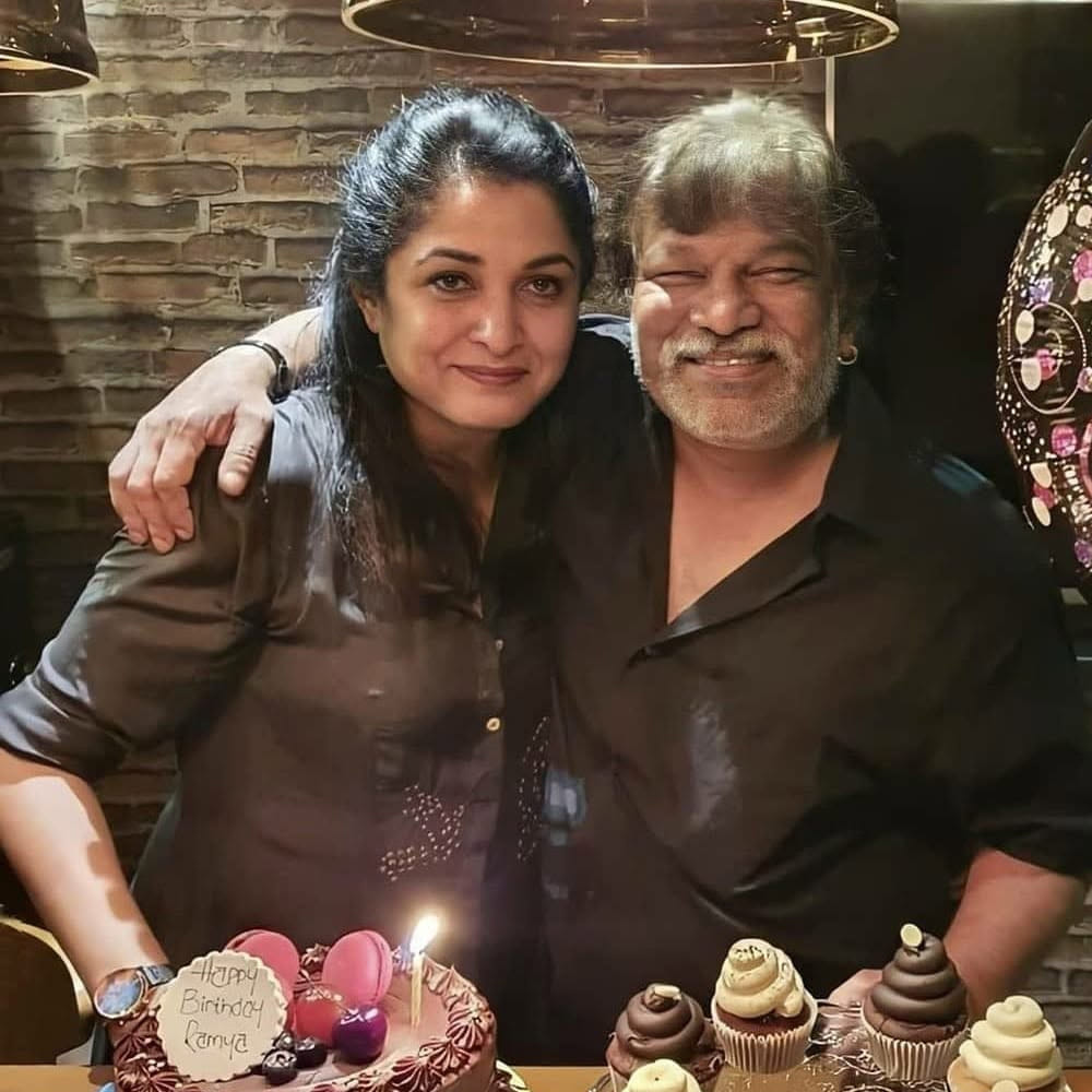 కృష్ణవంశీ దర్శకత్వంలో కాకపోయినా, రమ్యకృష్ణ నటించిన ఒక బ్లాక్బస్టర్ సినిమాలోని రొమాంటిక్ సాంగ్ షూటింగ్ సమయం నుండి వీరిద్దరి లవ్ స్టోరీ అధికారికంగా మరింత ఊపందుకుంది. కృష్ణవంశీ సెట్స్లో ఎంతో కఠినంగా, కోపంగా ఉంటారని పేరున్నప్పటికీ.. రమ్యకృష్ణ దగ్గరకు వచ్చేసరికి ఆయన ఎంతో సాఫ్ట్గా మారిపోయేవారట. ఇద్దరి మధ్య అభిప్రాయాలు కలవడంతో, దాదాపు ఏడేళ్ల పాటు తమ ప్రేమ విషయాన్ని ఎక్కడా బయటపడకుండా సీక్రెట్గా మెయింటైన్ చేశారు.