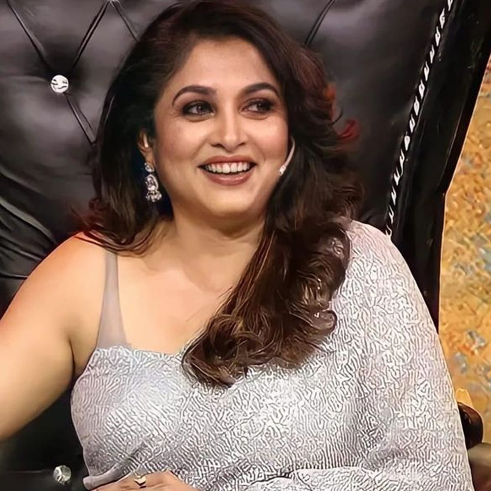 అయితే ఈ అమ్మడి ఫస్ట్ ఛాన్స్ ఎలా వచ్చిందంటే.. వెల్లై మనసు సినిమాలో మహిళ ప్రధాన పాత్ర కోసం వెతుకుతున్నారట చిత్ర నిర్మాతలు. ఇంతలో యాదృచ్ఛికంగా కుముదం అనే వార్తాపత్రికలో.. ఓ బిస్కెట్ కు సంబందించిన యాడ్ లో రమ్యకృష్ణ కనిపించిందట. ఈ అమ్మడు బాగుంది. ఎవరో కనుక్కోండి అని నిర్మాతలు చెప్పడంతో సిబ్బంది ఆరా తీశారట. దాంతో ఆమె తమిళనాట పాత్రికేయుడు, విమర్శకుడు చో రామస్వామి మేనకోడలు అని తెలిసిందట.
