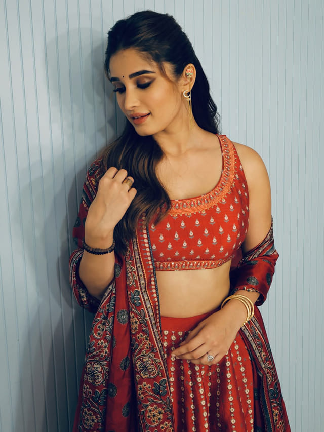 వయ్యారాలతో చంపేస్తోన్న రాశా టడానీ.. కళ్లు తిప్పుకోవడం కష్టమే..