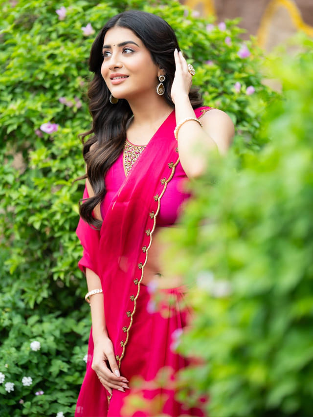 సింగారి సిన్నది.. సోషల్ మీడియాను షేక్ చేస్తున్న రాశి సింగ్..