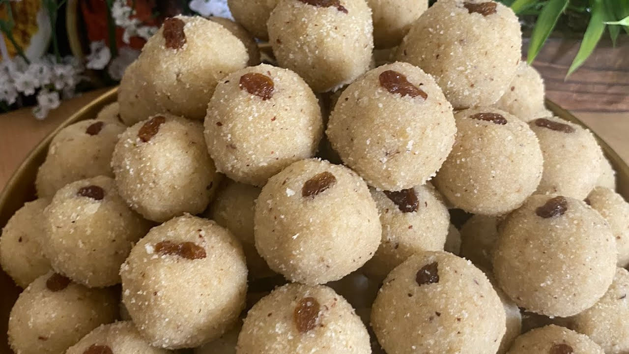 మళ్ళీ కొత్త పాన్ తీసుకుని దానిలో నెయ్యి వేసి బొంబాయి రవ్వను కూడా వేసి, సువాసన వచ్చే వరకు మీడియం మంటపై ఉంచి బాగా వేయించుకోవాలి. ఆ తర్వాత వీటిని ఒక ప్లేట్ లేదా గిన్నెలోకి తీసుకోవాలి. ఇక ఆ తర్వాత పాకం మిశ్రమం రెడీ చేసుకోవాలి. ఇక దీనిలో వేయించిన పంచదార కూడా వేసి బాగా కలపాలి.