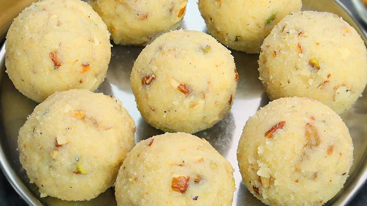 అలాగే పంచదార మొత్తం కరిగిన తర్వాత, రవ్వ, యాలకుల పొడిని వేసి మిక్స్ అయ్యేలా కలపాలి. ఇప్పుడు పాలు పోస్తూ ఉండలు కలుపుకుని ప్లేట్ లో పెట్టుకోవడమే. చివర్లో వేయించిన డ్రై ఫ్రూట్స్ ను కలపాలి. ఇదో వేడిగా ఉన్నప్పుడే నెయ్యి రాసుకుని వీటిని చిన్న లడ్డులుగా చేసుకోవాలి.