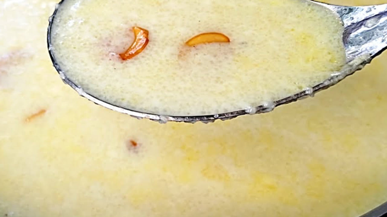 రవ్వ పాయసానికి కావలసిన పదార్థాలు:  ఒక కప్పు బొంబాయి రవ్వ , ఒక లీటర్ పాలు , ఇంకా కొద్దిగా చక్కెర లేదా బెల్లం పొడి,  – ¾ కప్పు
రెండు టేబుల్ స్పూన్స్ నెయ్యి , 10 జీడిపప్పు ,  10 కిస్మిస్ లు,  అర టేబుల్ స్పూన్ యాలకుల పొడి , రెండు కప్పుల నీరును తీసుకోవాలి. దీనిని సరైన కొలతలతో చేస్తే రుచి అద్భుతం.  
