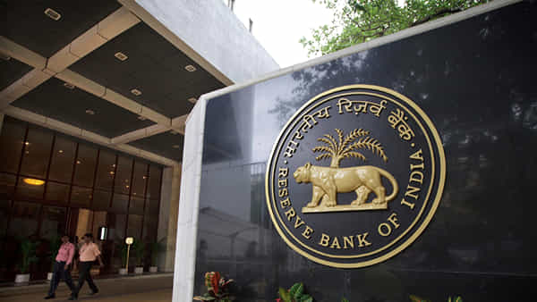 RBI: బ్యాంక్ ఖాతాదారులకు అలర్ట్.. 6 బ్యాంకులకు భారీ జరిమానా.. మరో బ్యాంక్ లైసెన్స్ రద్దు చేసిన ఆర్బీఐ..!