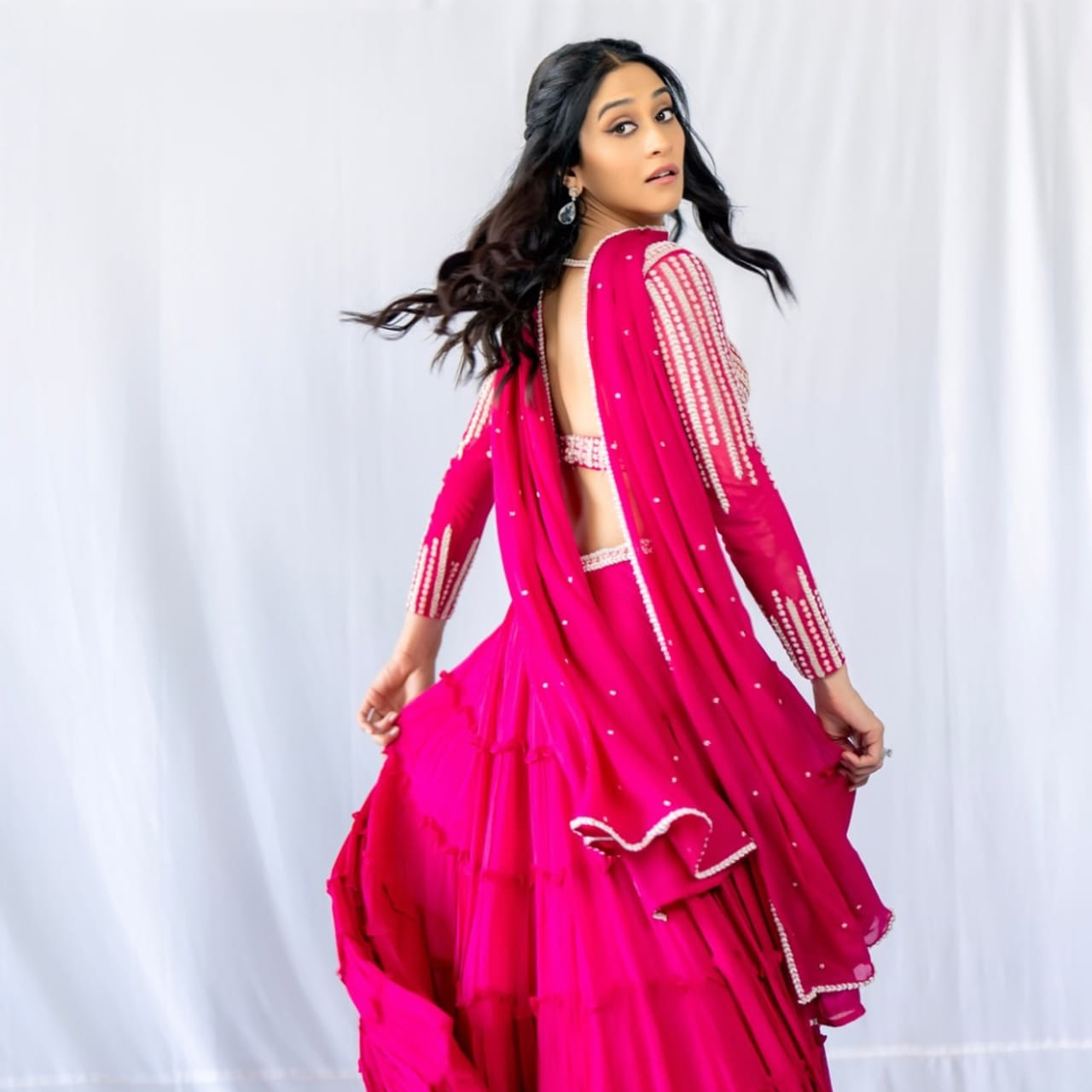అందం, అభినయం ఉండి అవకాశాల కోసం ఎదురుచూస్తున్న భామల్లో రెజీనా కాసాండ్రా ఒకరు. తమిళ, తెలుగు, కన్నడ భాషల్లో నటించిన ఈ అమ్మడు ఇప్పటికీ సారైనా అవకాశం కోసం ఎదురుచూస్తుంది. తెలుగులో నటించిన శివ మనసులో శృతి సినిమాతో మంచి గుర్తింపు తెచ్చుకుంది ఈ ముద్దుగుమ్మ. ఈ సినిమాలో తన నటనతో ప్రేక్షకులను విశేషంగా ఆకట్టుకుంది జీనా కాసాండ్రా. 