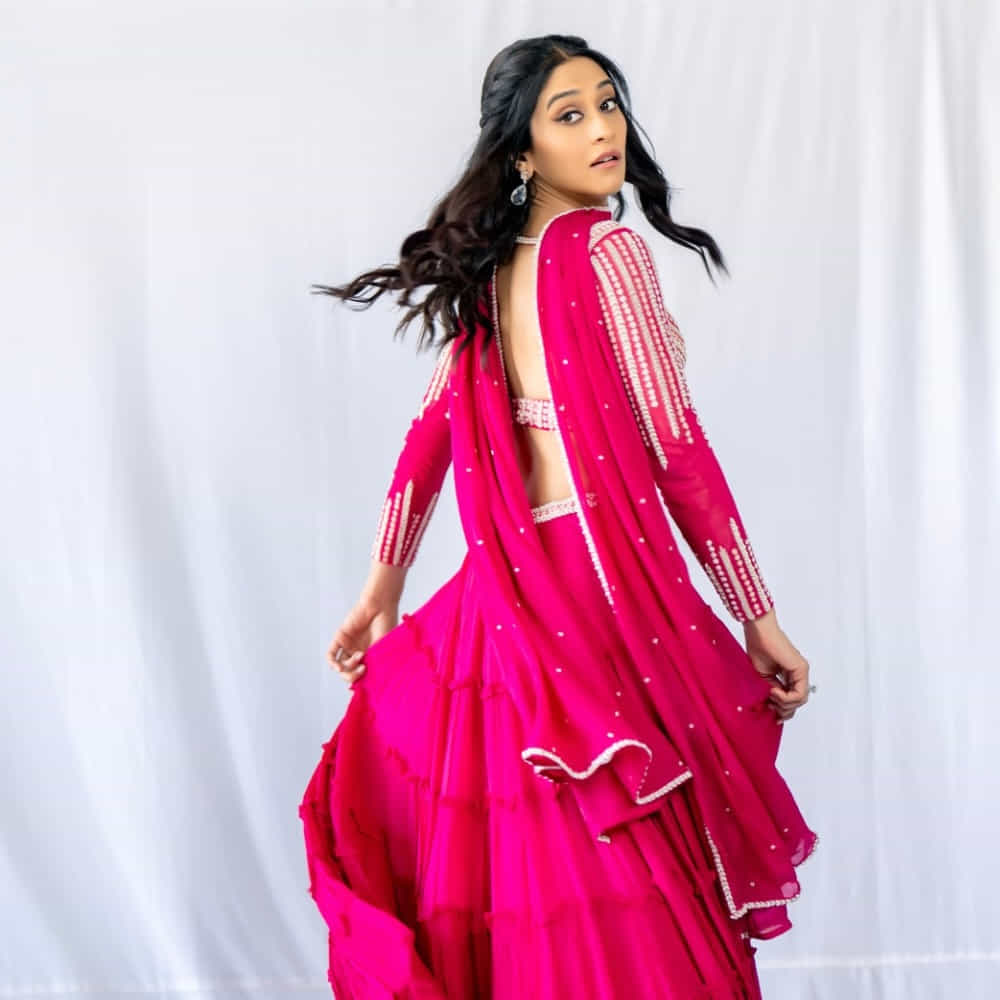 అందం, అభినయం ఉండి అవకాశాల కోసం ఎదురుచూస్తున్న భామల్లో రెజీనా కాసాండ్రా ఒకరు. తమిళ, తెలుగు, కన్నడ భాషల్లో నటించిన ఈ అమ్మడు ఇప్పటికీ సారైనా అవకాశం కోసం ఎదురుచూస్తుంది. తెలుగులో నటించిన శివ మనసులో శృతి సినిమాతో మంచి గుర్తింపు తెచ్చుకుంది ఈ ముద్దుగుమ్మ. ఈ సినిమాలో తన నటనతో ప్రేక్షకులను విశేషంగా ఆకట్టుకుంది జీనా కాసాండ్రా.