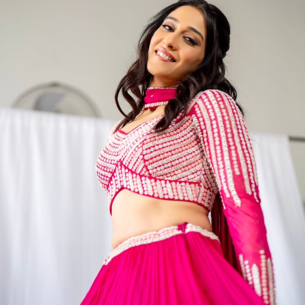 తెలుగుతోపాటు తమిళ్ తోపాటు కన్నడ భాషలోనూ సినిమాలు చేసింది. అలాగే బాలీవుడ్ లోనూ నటించింది ఈ బ్యూటీ. హీరోయిన్ గానే కాదు స్పెషల్ సాంగ్స్ లోనూ మెప్పించింది. మెగాస్టార్ చిరంజీవి నటించిన ఆచార్య సినిమాలో స్పెషల్ సాంగ్ లో కనిపించింది. కాగా రెజీనా సినిమాల్లోకి రాక ముందు చిన్న వయసులోనే ఓ పిల్లల టీవీ ఛానల్ లో యాంకర్ గా చేసింది.