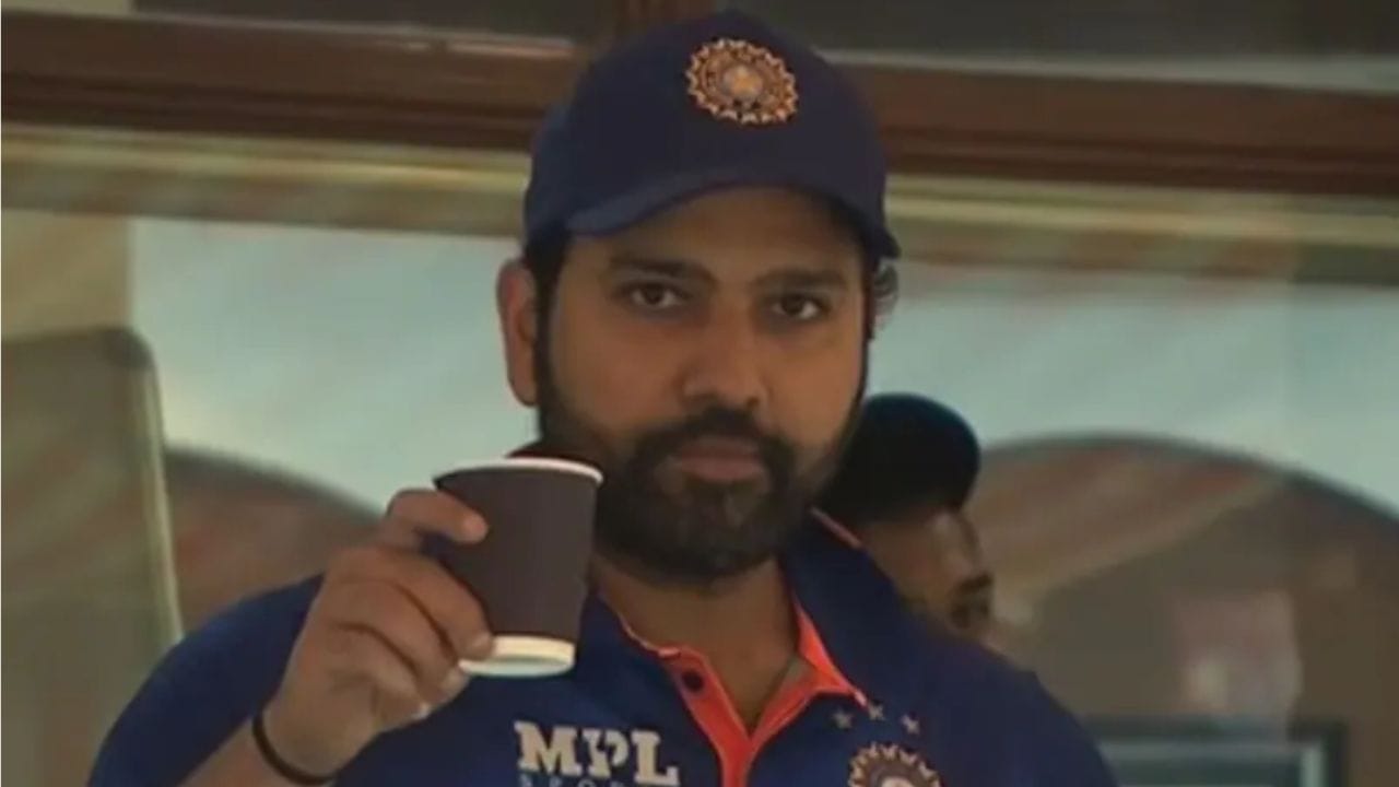 కాఫీ గ్లాసుతోనే రోహిత్ రోజు షురూ..: రోహిత్ శర్మ రోజువారీ జీవితంలో కాఫీకి ఒక ప్రత్యేక స్థానం ఉంది. మ్యాచ్ ఉన్న రోజు ఉదయం నిద్ర లేవగానే హిట్‌మ్యాన్ కచ్చితంగా కాఫీ గ్లాసుతోనే తన రోజును ప్రారంభిస్తారు. ఉదయాన్నే కాఫీ తాగడం వల్ల ఆ రోజంతా తనకు ఎంతో అదృష్టం కలిసివస్తుందని రోహిత్ బలంగా నమ్ముతారు. మ్యాచ్ రోజుల్లో కాఫీ తాగడానికి ముందే టీ లేదా ఎలాంటి పండ్ల రసాలను ముట్టుకోవడానికి కూడా ఆయన ఇష్టపడరు. కేవలం వేడి వేడి కాఫీ మాత్రమే తన మానసిక స్థితిని మార్చి, మైదానంలో రాణించేలా చేస్తుందని రోహిత్ సెంటిమెంట్.