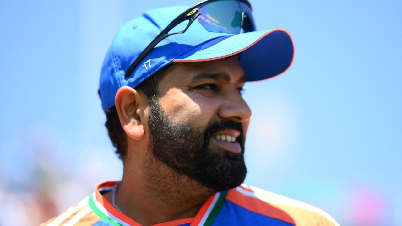 ఆటగాళ్ల నమ్మకాలు.. హిట్‌మ్యాన్ సెంటిమెంట్లు..: క్రికెట్ ప్రపంచంలో ప్రతిభ ఎంత ముఖ్యమో.. అదృష్టం కూడా అంతే కీలకమని చాలామంది ఆటగాళ్లు నమ్మతుంటారు. మైదానంలోకి అడుగుపెట్టే ముందు ఒక్కొక్కరికి ఒక్కో రకమైన అలవాటు లేదా సెంటిమెంట్ ఉంటుంది. పూర్వకాలం నుంచి నేటి తరం ఆటగాళ్ల వరకు ఏదో ఒక నమ్మకాన్ని గుడ్డిగా అనుసరిస్తూనే ఉన్నారు. మన భారత జట్టు మాజీ కెప్టెన్ రోహిత్ శర్మ కూడా ఇందుకు మినహాయింపు కాదు. తన సుదీర్ఘ క్రికెట్ కెరీర్‌లో ఎన్నో అద్భుత విజయాలు సాధించిన రోహిత్.. ప్రతి మ్యాచ్‌కు ముందు మూడు ప్రత్యేకమైన అలవాట్లను, సెంటిమెంట్లను తూచా తప్పకుండా పాటిస్తుంటారు.