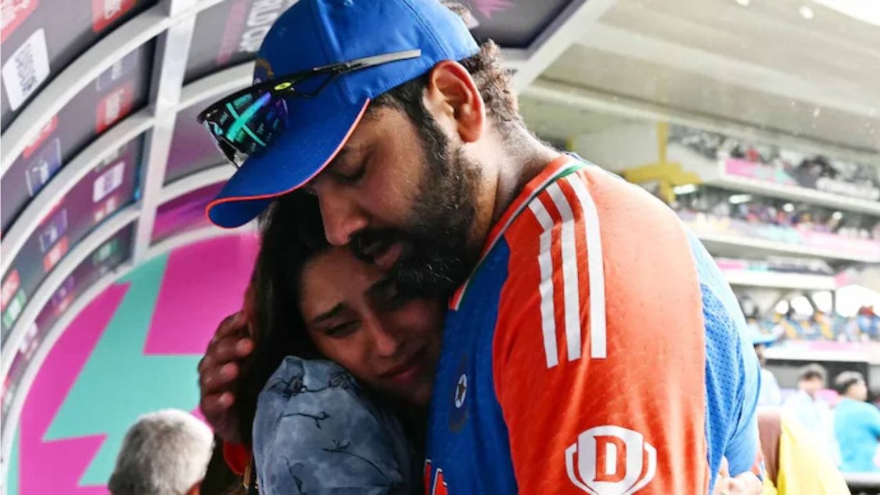 భార్య రితికకు ఫోన్ కాల్.. విజయానికి అసలు మంత్రం..: మైదానంలో ఎంత ఒత్తిడి ఉన్నా.. టీమ్ మీటింగ్‌కు వెళ్లే ముందు రోహిత్ శర్మ తన భార్య రితికా సజ్దేకు కచ్చితంగా ఫోన్ చేస్తారు. రితికతో మాట్లాడటం రోహిత్‌కు మానసిక ప్రశాంతతను ఇవ్వడమే కాకుండా, మైదానంలో భారీ స్కోర్లు సాధించడానికి ఒక అదృశ్య శక్తిలా పనిచేస్తుందని ఆయన భావిస్తారు. సాధారణంగా రితికా సజ్దే ప్రతి మ్యాచ్‌లోనూ స్టేడియంలో కూర్చుని రోహిత్‌ను ప్రోత్సహిస్తూ కనిపిస్తుంటారు. అయితే మ్యాచ్ ప్రారంభానికి ముందు ఆమెతో మాట్లాడటం హిట్‌మ్యాన్ విజయ రహస్యాల్లో అత్యంత ముఖ్యమైనది.