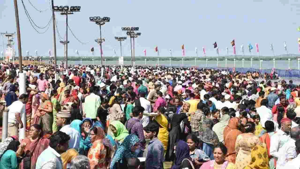 అసలు నెల్లూరులో రొట్టెల పండుగ ఎలా మొదలైంది? ఆర్కాటు నవాబుల కాలంలో నెల్లూరు చెరువు వద్ద రజకులు బట్టలు ఉతికేవారు. ఈ సందర్భంలో రజకులైన భార్యాభర్తలు చెరువులో బట్టలు ఉతుకుతుండగా పొద్దు పోవడంతో అక్కడే నిద్రపోయారు. రజకుని భార్యకు అక్కడ సమాధులైన బారాషహీద్‌లు కలలోకి వచ్చి ఆర్కాటు నవాబు భార్య అనారోగ్యంతో బాధపడుతుంది. సమాధుల పక్కనున్న మట్టిని తీసుకెళ్లి ఆమె నుదిటిపై రాస్తే కోలుకుంటుందని చెప్పారు. ఉదయాన్నే భార్య భర్తలిద్దరు గ్రామంలోకి వెళ్తుండగా ఆర్కాటు నవాబు భార్య అనారోగ్యంతో బాధపడుతుంది ఆమెకు సరైన వైద్యం చేసినవారికి విలువైన బహుమతి అందజేస్తామని దండోరా వేయిస్తుంటారు. ఈ విషయాన్ని తెలుసుకున్న రజకుడు తన భార్యకు కలలో వచ్చిన విషయాన్ని నవాబు ఆస్థానంలో వున్న వారికి వివరిస్తారు. దీంతో రాజు తన అనుచరులను నెల్లూరు చెరువు వద్దకు పంపి అక్కడి మట్టిని తెప్పించుకుని రాజు భార్య నుదుటిపై పూస్తారు. వెంటనే ఆమె ఆరోగ్యం కుదుట పడుతుంది.