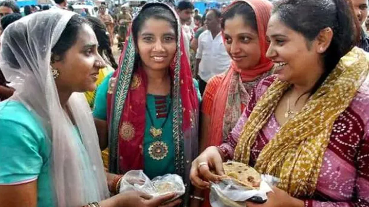 పన్నెండు మంది వీరుల కథ ..స్వర్ణాల చెరువు ఒడ్డున ఉన్న బారా షాహిదుల సమాధుల వద్ద ఈ రొట్టెల పండుగ జరుగుతుంది. ప్రపంచ శాంతి కోసం 12 మంది గుర్రాల పై ప్రచారం చేస్తూ వస్తున్నారు.. నెల్లూరు జిల్లా గంగవరం వద్ద తిరుగుబాటు దారులు వారి తలలు నరికివేయడంతో తల మొండెం వేరు వేరు అయ్యాయి. గుర్రాలపై మొండాలు నెల్లూరు లోని స్వర్ణాల చెరువు వద్ద వచ్చి ఆగాయి. పన్నెండు అంటే బారా షహీదులు, వీరు వీరులని అర్ధం అందుకే బారా షహీద్ దర్గా అని పిలుస్తారు.