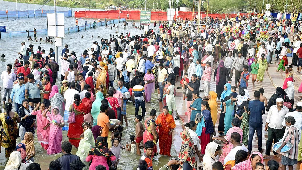 నెల్లూరులో శ‌తాబ్దాల కాలం నుంచి ఆనవాయితీగా వ‌స్తోంది ఈ పండుగ. చదువు రొట్టె, ఆరోగ్య రొట్టె, సంతాన రొట్టె, వివాహ రొట్టె ఇలా 12 రకాల కోర్కెలకు సంబంధించిన రొట్టెలు ప్రత్యేకం. గతంలో ఆస్కార్ విజేత ఏఆర్ రెహ్మాన్ కూడా రొట్టెల పండగకి వచ్చి రొట్టెలు స్వీకరించారు. ఈ ఏడాది భారీ ఏర్పాట్లతో అత్యంత వేడుకగా రొట్టెల పండగ నిర్వహించాలని అధికారులు సిద్ధమయ్యారు. ఏటికేడు భక్తుల సంఖ్య పెరుగుతుండటంతో అన్ని ఏర్పాట్లు చేశారు. ముఖ్యమంత్రులు కూడా రొట్టెల పండుగకు వచ్చి రాష్ట్రం సుభిక్షంగా ఉండాలని రొట్టెలు తీసుకున్న సందర్భాలు ఉన్నాయి.