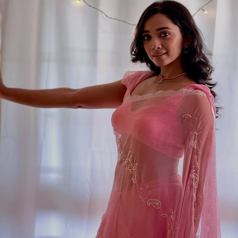 భవిష్యత్తులో ఈ 'లక్కీ బ్యూటీ'కి మరిన్ని పెద్ద ఆఫర్లు వస్తాయని, అగ్రనటిగా ఎదిగే అవకాశం ఉందని ఆమె అభిమానులు ఆశిస్తున్నారు. నటనపై ఆమెకున్న నిబద్ధత చూస్తుంటే, త్వరలోనే ఆమె కెరీర్లో ఒక మంచి బ్రేక్ లభించే అవకాశం ఉందని చెప్పవచ్చు. ప్రస్తుతం మరికొన్ని ప్రాజెక్టులతో బిజీగా ఉన్న ఈ హైదరాబాద్ బ్యూటీ, అటు గ్లామర్ పరంగా, ఇటు నటన పరంగా వైవిధ్యమైన కథలను ఎంచుకుంటూ కెరీర్లో దూసుకుపోతోంది.
