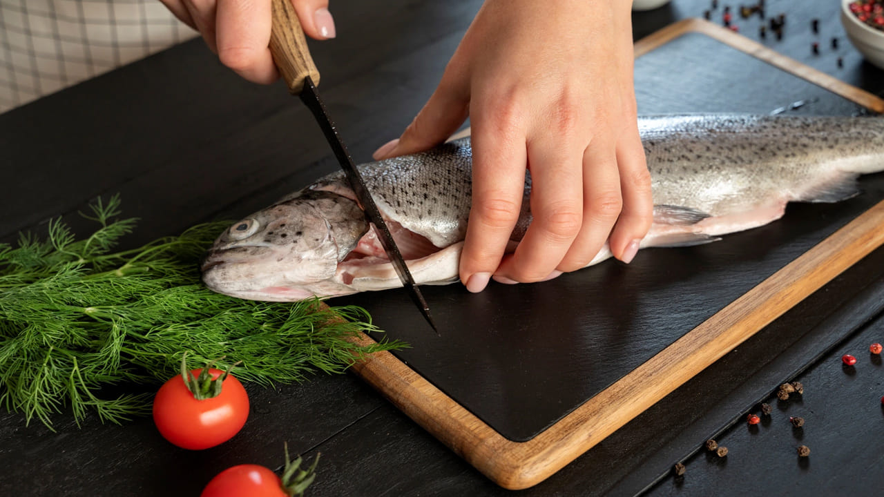 కోడ్ (Cod Fish): ఈ తెల్లటి మాంసం కలిగిన చేపలో కూడా ముళ్లు చాలా తక్కువ. మాంసం చాలా మృదువుగా ఉంటుంది. దీని రుచి పెద్దగా ఘాటుగా ఉండదు కాబట్టి, చేపల వాసన నచ్చని పిల్లలు కూడా దీనిని ఇష్టంగా తింటారు. ఇందులో గుండె ఆరోగ్యానికి మేలు చేసే పోషకాలు ఉంటాయి. ఇందులో కొవ్వు తక్కువగా, ప్రోటీన్ ఎక్కువగా ఉండటం వల్ల ఇది పిల్లలకు తేలికగా, సులభంగా జీర్ణమయ్యే చేపగా ఉంటుంది. ఇందులో విటమిన్ డి, విటమిన్ బి12, సెలీనియం వంటి పోషకాలు ఉంటాయి. ఇవి ఎముకలను బలపరిచి, రోగనిరోధక శక్తిని పెంచడంలో సహాయపడతాయి. దీనిని పిల్లలకు సూప్లలో, ఫిష్ నగ్గెట్స్గా లేదా కాల్చి తినిపించవచ్చు.