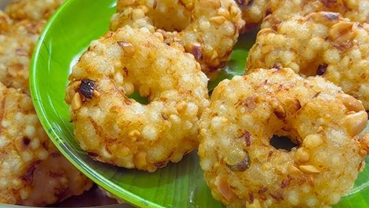 
ఈ వడలను డీప్ ఫ్రై  చేయడం కోసం స్టవ్ వెలిగించి పాన్ పెట్టి దానిలో ఆయిల్ వేసుకోవాలి. ఇవి బాగా వేడయ్యాక అయిన దీనిలో ఈ వడలు  వేయాలి. అయితే వీటిని మీరు మీడియం మంట మీద మాత్రమే వీటిని బాగా కాల్చుకోవాలి . ఇవి గోల్డ్ కలర్లోకి మారిన తర్వాత తీసి ఒక గిన్నెలో కానీ ఒక ప్లేట్ లో కానీ వీటిని ఉంచుకోవాలి. ఇంకా మీరు వీటిని పెరుగుతో తింటే రుచికరంగా ఉంటుంది. లేదంటే మీకు పల్లీల చట్నీతో కూడా వీటిని తినొచ్చు.
