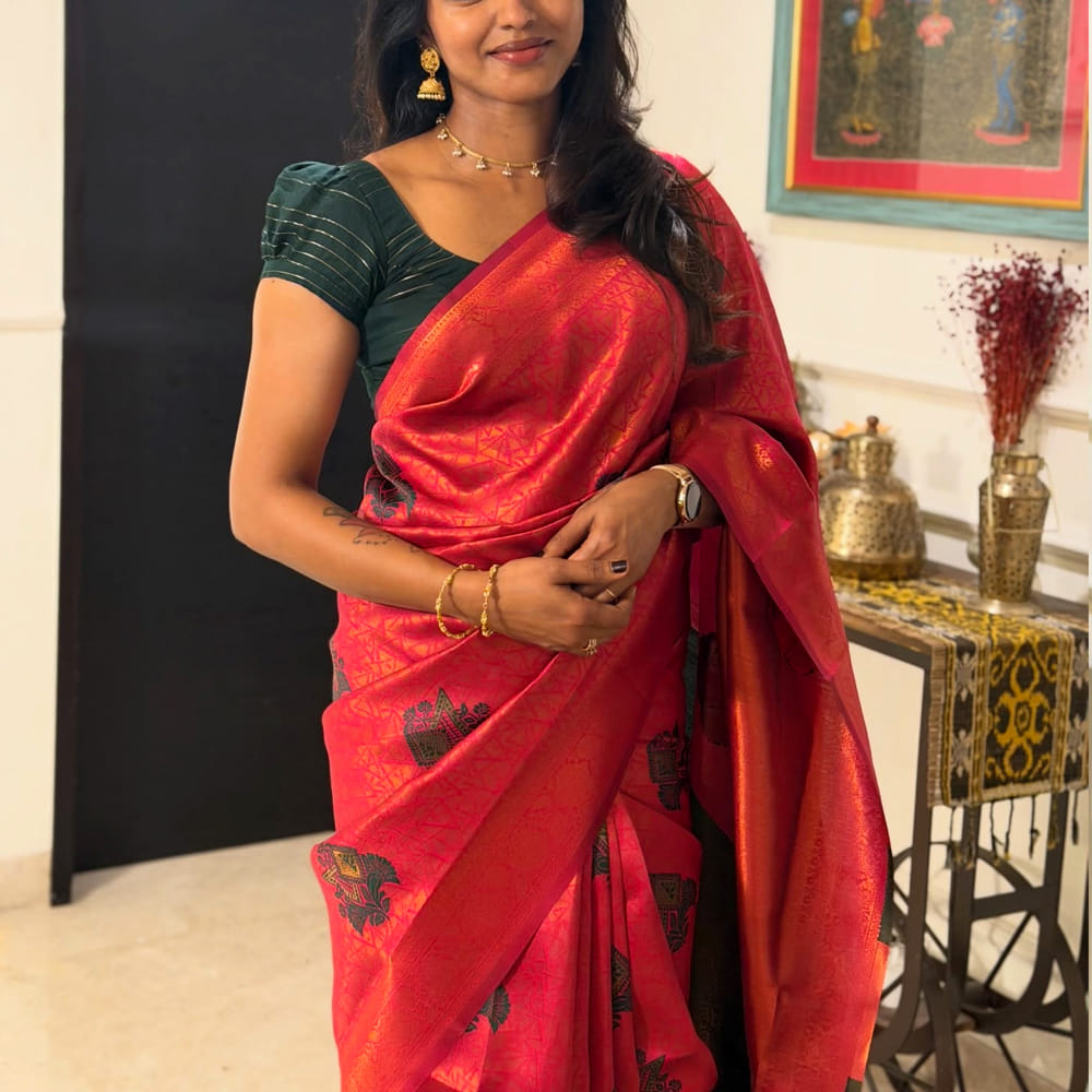 స్టార్ హీరోయిన్ త్రిష, కాజల్ అగర్వాల్ లాంటి హీరోయిన్స్ కూడా కొన్ని సినిమాల్లో చిన్న చిన్న పాత్రలు చేసి ఆతర్వాత హీరోయిన్స్ గా మారి ఇప్పుడు స్టార్ హీరోలతో సమానంగా రెమ్యునరేషన్ అందుకుంటున్నారు. ఇక పై ఫొటోలో కనిపిస్తున్న హీరోయిన్ ను గుర్తుపట్టారా.? ఆమె ఇప్పుడు చాలా ఫేమస్ హీరోయిన్. స్టార్ హీరోల సినిమాల్లో నటించి మెప్పించిది ఆ ముద్దుగుమ్మ.