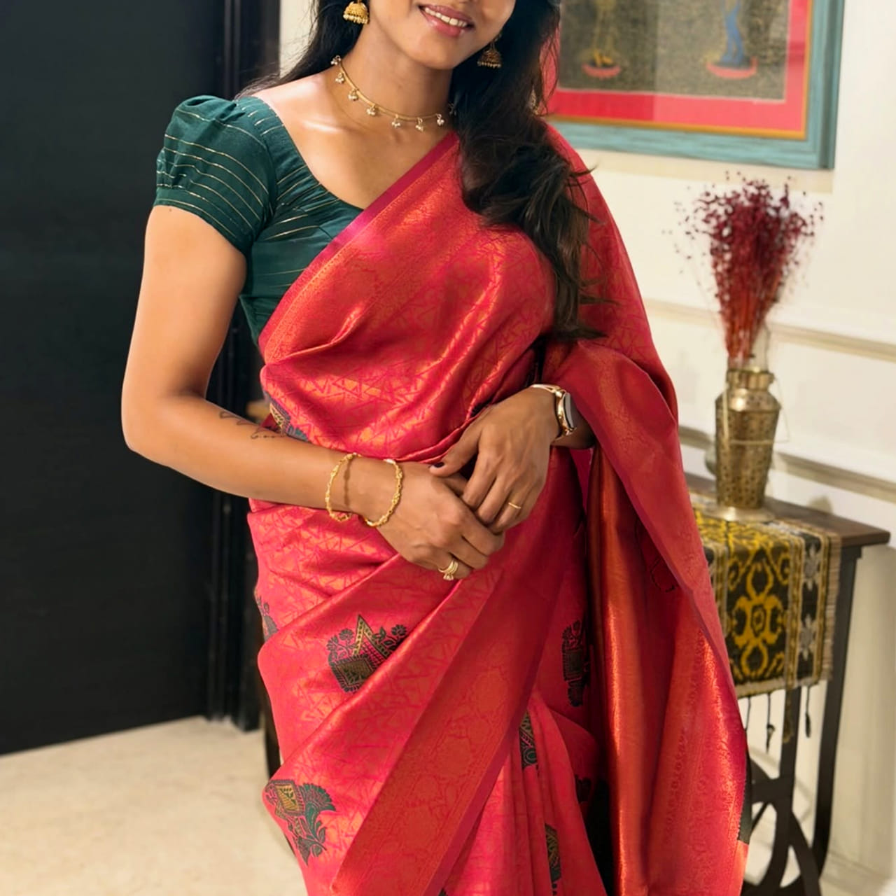 Sసినిమాల్లోకి చాలా మంది కష్టపడి వచ్చిన వారే.. చిన్న చిన్న పాత్రలు చేసుకుంటూ మెయిన్ క్యారెక్టర్స్ కోసం ఏళ్లు ఎదురుచూసి ఎట్టకేలకు సక్సెస్ అయిన వారు ఎంతో మంది ఉన్నారు. హీరోలు మాత్రమే కాదు హీరోయిన్స్ కూడా ఎన్నో కష్టాలు చూసి ఇప్పుడు స్టార్స్ గా రాణిస్తున్నారు. చాలా మంది హీరోయిన్ చాలా సినిమాల్లో చిన్న చిన్న పాత్రలు చేశారు. మరికొంతమంది సైడ్ డాన్సర్లుగా కూడా చేశారు.