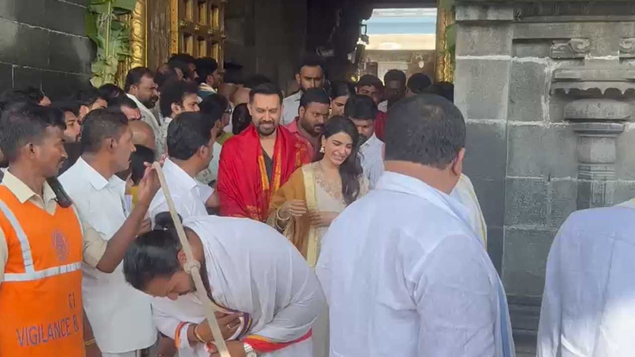 వరసగా సినిమాలు మాత్రమే కాకుండా, వెబ్ సిరీస్లు కూడా చేస్తూ తన అద్భుతమైన నటనతో అంది మనసు దోచుకుంది. ఈ అందాల ముద్దుగుమ్మ . ఇక కెరీర్ మంచి పీక్ స్టేజ్ లో ఉండగానే, స్టార్ హీరోను వివాహం చేసుకుంది. కానీ మనస్పర్థల కారణంగా వివాహం జరిగిన నాలుగు సంవత్సరాలకే డివోర్స్ తీసుకొని విడిపోయారు.