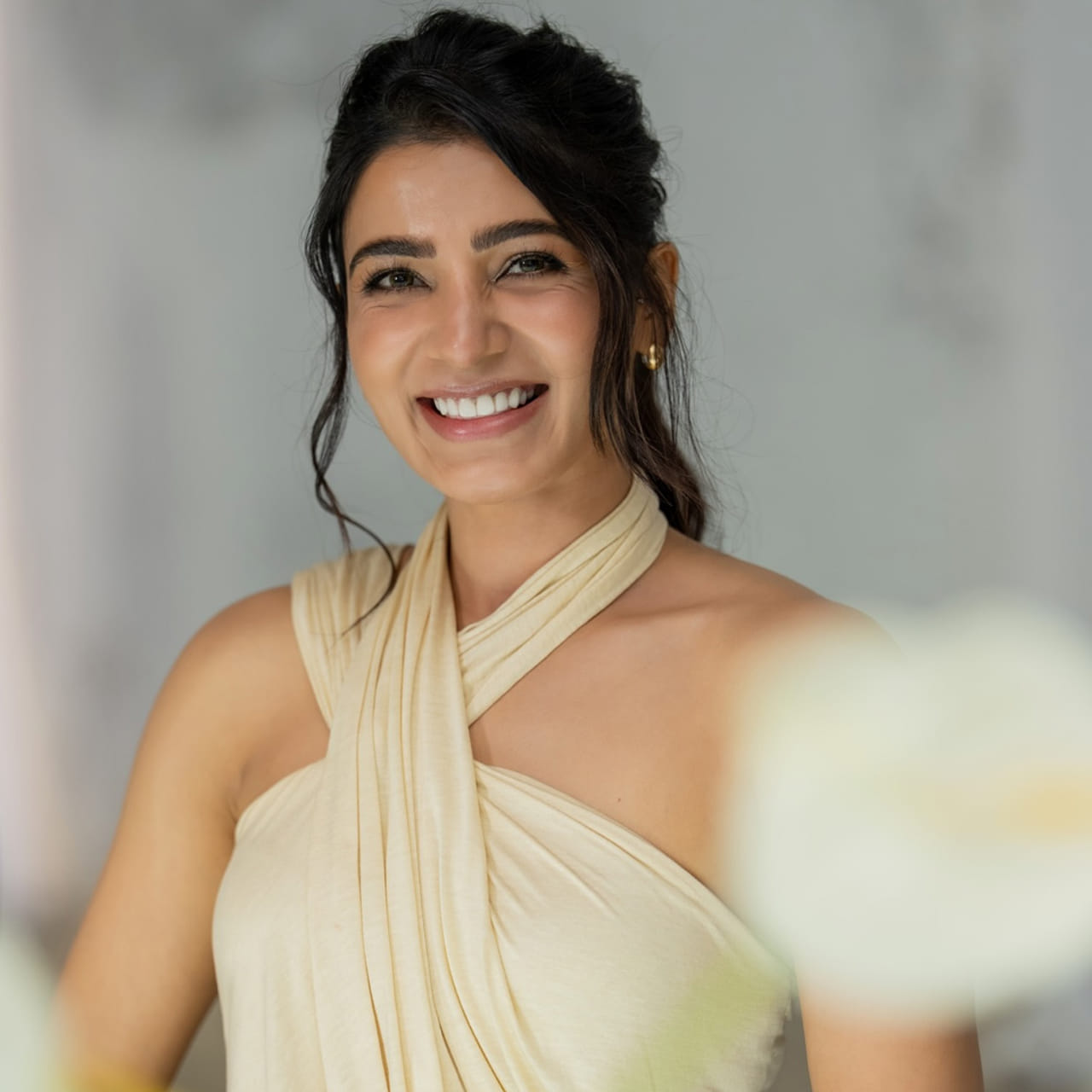 ఆమె ఎదుగుదల ఒక అద్భుతమైన సినిమా కథను తలపిస్తుంది. చిన్నతనంలో తీవ్రమైన పేదరికాన్ని అనుభవించిన ఈమె, నేడు యావత్ భారత చిత్ర పరిశ్రమ తన వైపు తిరిగి చూసేలా ఒక తిరుగులేని శక్తుగా ఎలా ఎదిగిందో చూడటం ప్రతి ఒక్కరికీ ఒక పెద్ద మోటివేషన్. సమంత కెరీర్ ప్రారంభంలో అస్సలు పూలపాన్పు కాదు. మధ్యతరగతి కన్నా దిగువ స్థాయి కుటుంబం నుండి వచ్చిన సమంత, చదువుకునే రోజుల్లో తన సొంత ఖర్చుల కోసం పార్ట్ టైమ్ ఉద్యోగాలు చేయాల్సి వచ్చింది.