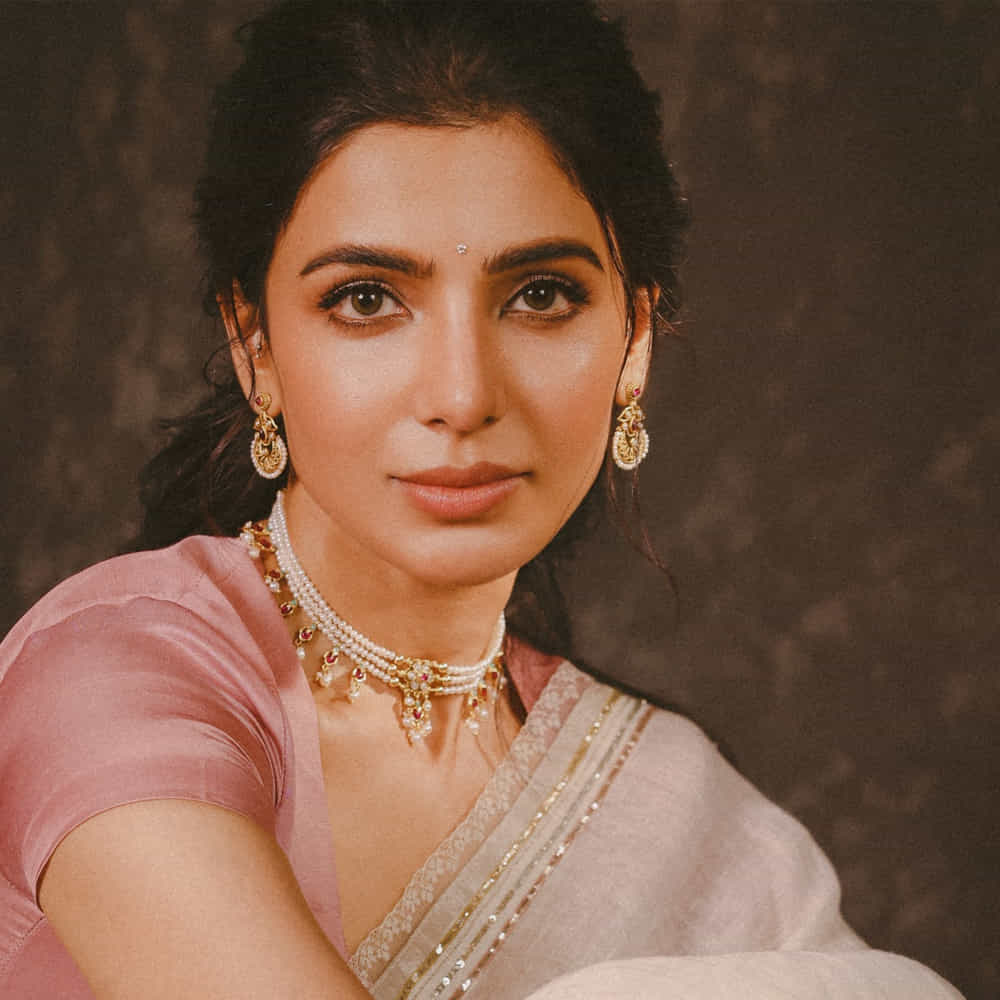 ఆ క్రమంలోనే కేవలం 500 రూపాయల కోసం హోటళ్లు, ఫంక్షన్లలో వెల్‌కమ్ గర్ల్‌గా కూడా పనిచేసింది. కేవలం పాకెట్ మనీ కోసం మోడలింగ్ రంగంలోకి అడుగుపెట్టిన ఆమె, తన అందం, అభినయంతో త్వరగానే గుర్తింపు తెచ్చుకుంది. తమిళ, తెలుగు భాషల్లో చిన్న చిన్న పాత్రలతో మొదలైన ఆమె ప్రయాణం, ‘ఏ మాయ చేసావె’ సినిమాతో సరికొత్త మలుపు తిరిగింది.
